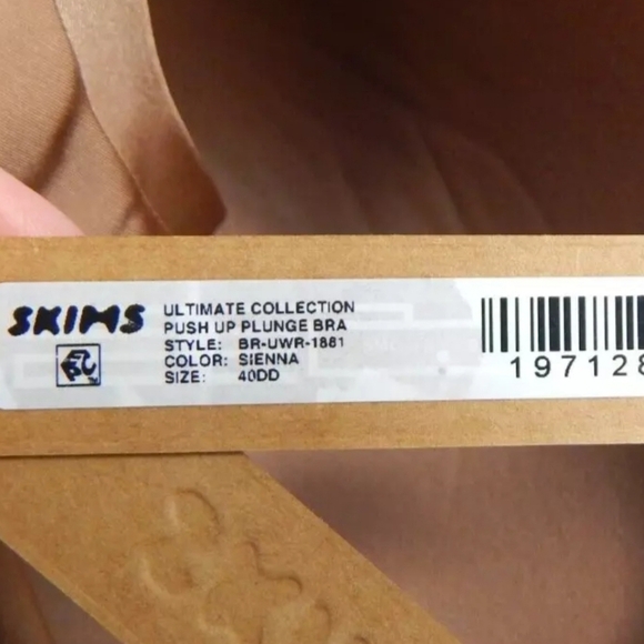 Skims Ultimate Collection Push Up Plunge Bra - Picture 2 of 4